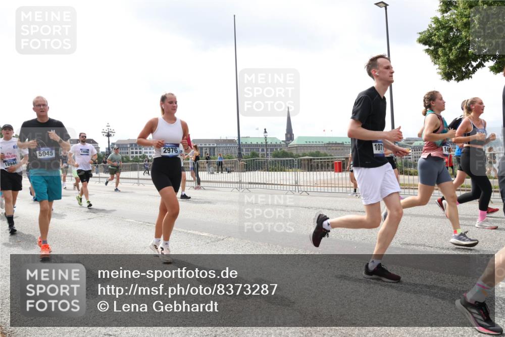 29.06.2025 - hella hamburg halbmarathon Lena Gebhardt http://msf.ph/oto/8373287 29.06.2025 10:39:51 Lombardsbrücke 5045, 18944, 10666, 2976, 1071, 1058, 1076, 1291, 1586, 1691, 1899, 2254, 2313, 2578, 2866, 2888, 2976, 3046, 3353, 3882, 3883, 3884, 4173, 4298, 4471, 4609, 4752, 4855, 5045, 5229, 5654, 5701, 5877, 5901, 6097, 6321, 6427, 6428, 6548, 6698, 6719, 6726, 6739, 6748, 6750, 6890, 7045, 7053, 7125, 7199, 7429, 7455, 7456, 7684, 8107, 8612, 8995, 9569, 9698, 9747, 9777, 10441, 10512 meine-sportfotos.de