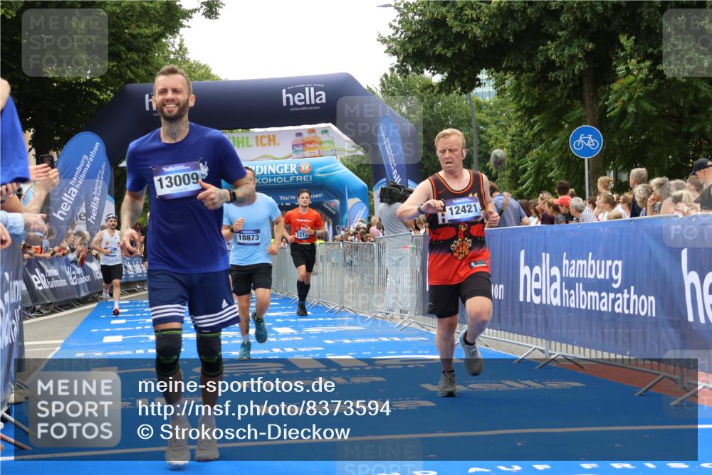 29.06.2025 - hella hamburg halbmarathon Strokosch-Dieckow http://msf.ph/oto/8373594 29.06.2025 10:48:51 Ziel 1094, 1381, 1452, 1884, 1892, 2260, 3213, 3985, 7067, 8889, 9482, 9661, 11519, 12421, 12533, 12534, 13009, 13183, 13976, 15309, 16653, 17007, 18873 meine-sportfotos.de