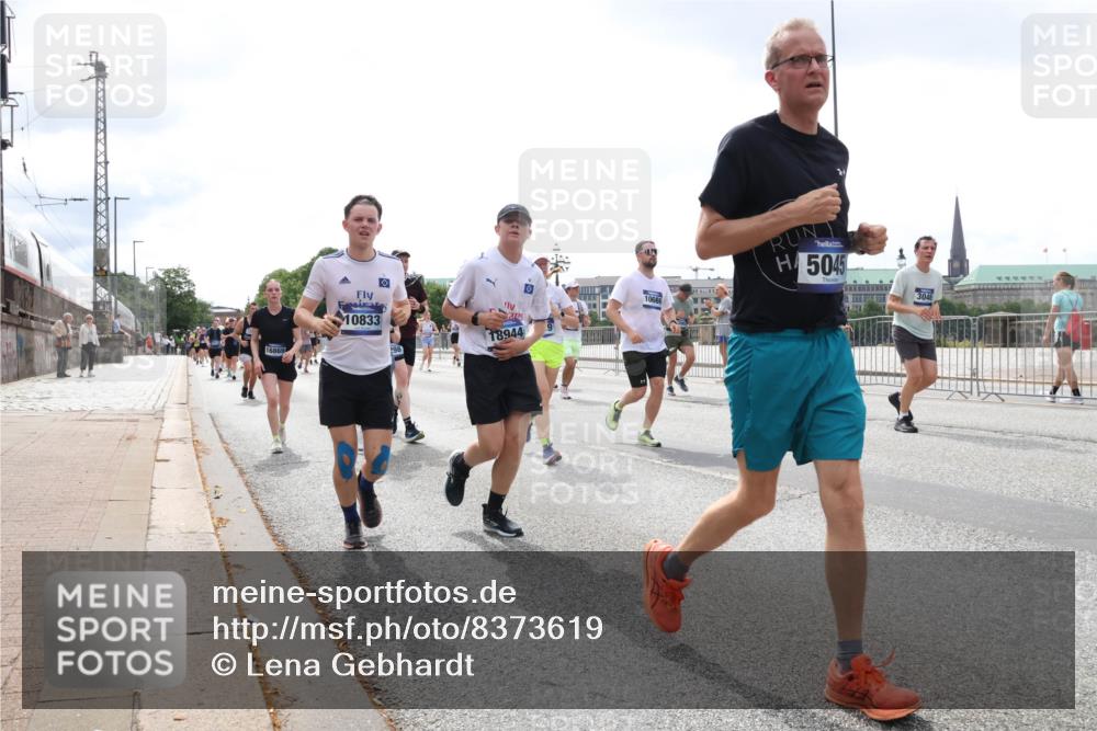 29.06.2025 - hella hamburg halbmarathon Lena Gebhardt http://msf.ph/oto/8373619 29.06.2025 10:39:53 Lombardsbrücke 16869, 10833, 18944, 10666, 5045, 3046, 1058, 1076, 1291, 1586, 1691, 1899, 2019, 2254, 2313, 2578, 2866, 2888, 2976, 3046, 3882, 3883, 3884, 4173, 4298, 4471, 4609, 4752, 5045, 5229, 5263, 5654, 5701, 5877, 5901, 6097, 6321, 6427, 6428, 6548, 6698, 6719, 6726, 6739, 6748, 6750, 6890, 7045, 7053, 7125, 7199, 7429, 7455, 7456, 7684, 8107, 8612, 8995, 9569, 9698, 9747, 9777, 10441, 10512 meine-sportfotos.de