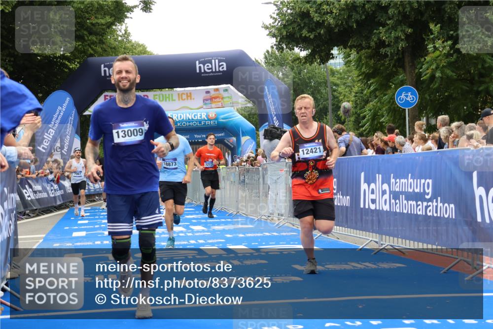 29.06.2025 - hella hamburg halbmarathon Strokosch-Dieckow http://msf.ph/oto/8373625 29.06.2025 10:48:51 Ziel 1094, 1381, 1452, 1884, 1892, 2260, 3213, 3985, 7067, 8889, 9482, 9661, 11519, 12421, 12533, 12534, 13009, 13183, 13976, 15309, 16653, 17007, 18873 meine-sportfotos.de