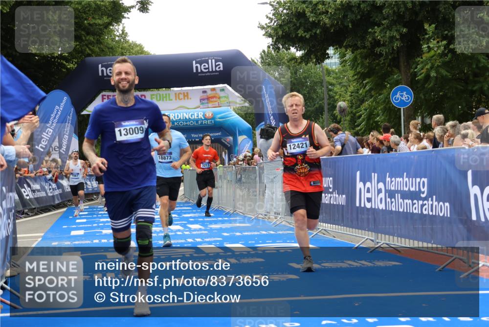 29.06.2025 - hella hamburg halbmarathon Strokosch-Dieckow http://msf.ph/oto/8373656 29.06.2025 10:48:51 Ziel 1094, 1381, 1452, 1884, 1892, 2260, 3213, 3985, 7067, 8889, 9482, 9661, 11519, 12421, 12533, 12534, 13009, 13183, 13976, 15309, 16653, 17007, 18873 meine-sportfotos.de