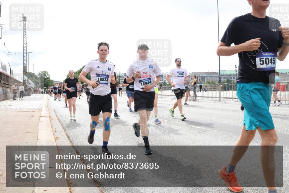 29.06.2025 - hella hamburg halbmarathon Lena Gebhardt http://msf.ph/oto/8373695 29.06.2025 10:39:53 Lombardsbrücke 10833, 10441, 18944, 10666, 5045, 1058, 1076, 1291, 1586, 1691, 1899, 2019, 2254, 2313, 2578, 2866, 2888, 2976, 3046, 3882, 3883, 3884, 4173, 4298, 4471, 4609, 4752, 5045, 5229, 5263, 5654, 5701, 5877, 5901, 6097, 6321, 6427, 6428, 6548, 6698, 6719, 6726, 6739, 6748, 6750, 6890, 7045, 7053, 7125, 7199, 7429, 7455, 7456, 7684, 8107, 8612, 8995, 9569, 9698, 9747, 9777, 10441, 10512 meine-sportfotos.de