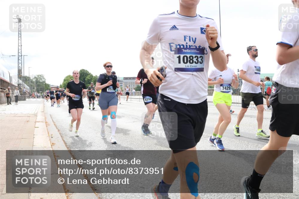 29.06.2025 - hella hamburg halbmarathon Lena Gebhardt http://msf.ph/oto/8373951 29.06.2025 10:39:54 Lombardsbrücke 6869, 257, 4298, 10833, 7429, 1066, 1058, 1076, 1291, 1586, 1691, 1899, 2019, 2254, 2313, 2578, 2866, 2888, 2976, 3046, 3515, 3607, 3882, 3883, 3884, 4173, 4298, 4471, 4609, 4752, 5045, 5229, 5263, 5654, 5701, 5877, 5901, 6097, 6321, 6427, 6428, 6548, 6698, 6719, 6726, 6739, 6748, 6750, 6890, 6920, 7045, 7053, 7125, 7199, 7429, 7455, 7456, 7684, 8107, 8612, 8995, 9569, 9698, 9747, 9777, 10441, 10512 meine-sportfotos.de