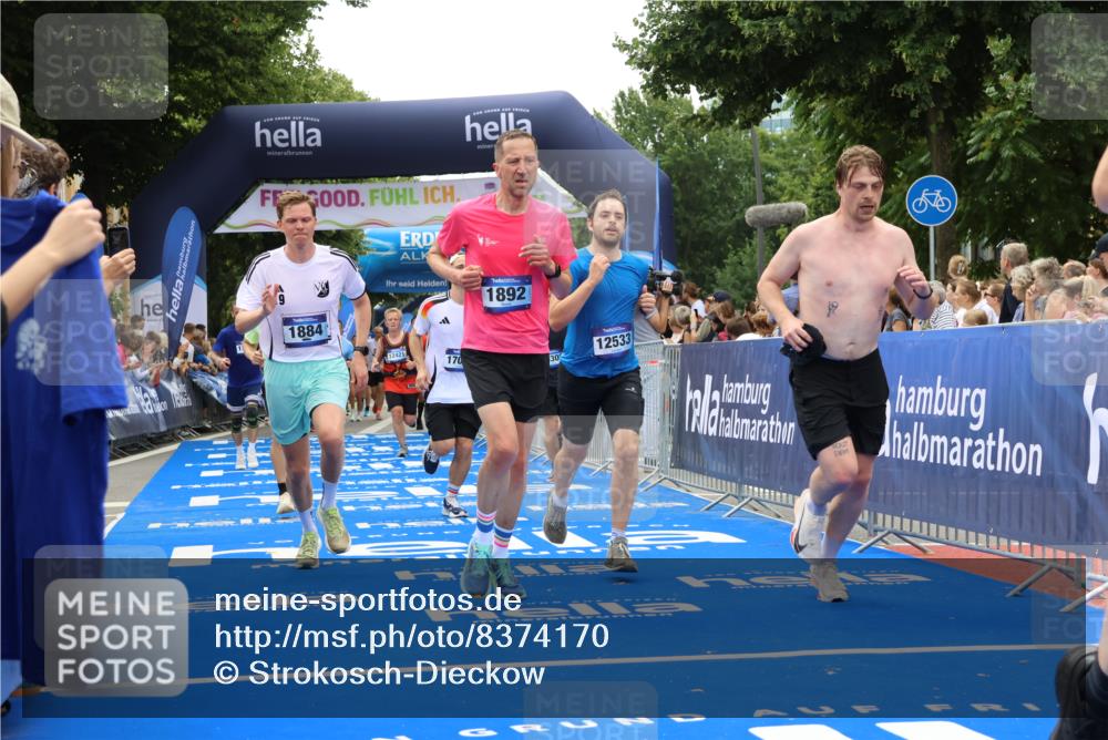 29.06.2025 - hella hamburg halbmarathon Strokosch-Dieckow http://msf.ph/oto/8374170 29.06.2025 10:48:47 Ziel 1094, 1884, 1892, 2442, 7067, 9482, 9661, 11519, 12421, 12533, 13009, 13976, 15309, 15384, 16653, 17007, 17127, 18873 meine-sportfotos.de