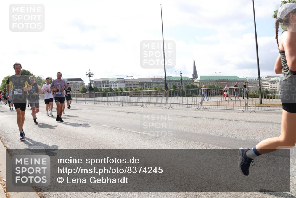 29.06.2025 - hella hamburg halbmarathon Lena Gebhardt http://msf.ph/oto/8374245 29.06.2025 10:02:21 Lombardsbrücke 5763, 14574, 1128, 1254, 1364, 1432, 1453, 1702, 1733, 2142, 2322, 2323, 2685, 2712, 2819, 3169, 3225, 3780, 3976, 4066, 4286, 4985, 5742, 5763, 6166, 6295, 6322, 6327, 6595, 6708, 6860, 7031, 7049, 7189, 7223, 7243, 7323, 7869, 8003, 8662, 8749, 9020, 9021, 9131, 9156, 9353, 9554, 9741, 9928, 9986, 10177, 10539, 10866, 11191, 11554, 11670, 11702, 11782, 11871, 11938, 12315, 12316, 12491, 14471, 14660, 14677, 16420 meine-sportfotos.de