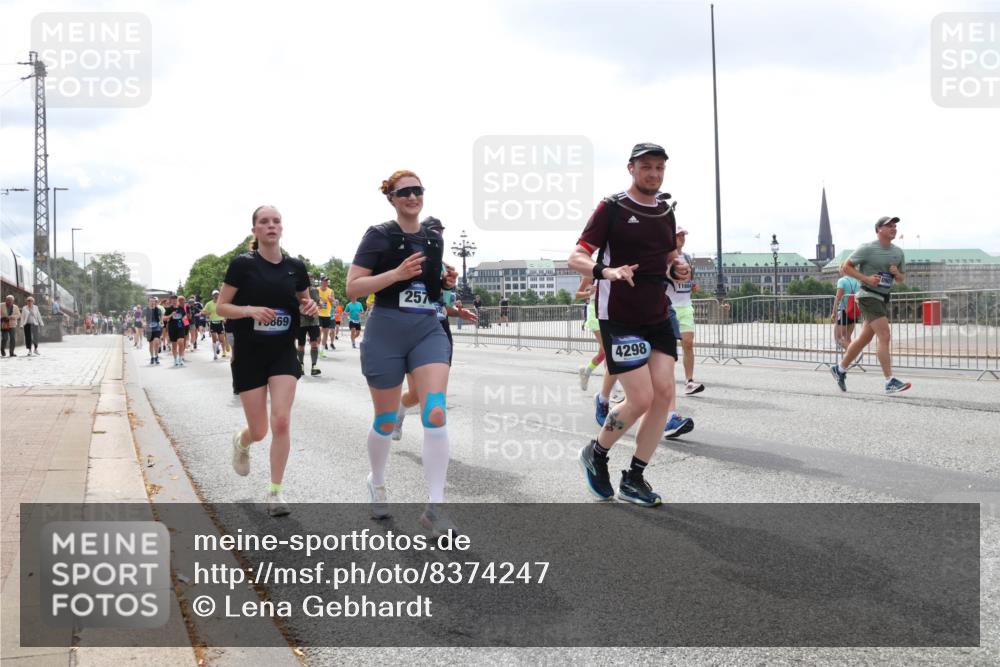 29.06.2025 - hella hamburg halbmarathon Lena Gebhardt http://msf.ph/oto/8374247 29.06.2025 10:39:54 Lombardsbrücke 869, 257, 4298, 11664, 1058, 1076, 1291, 1586, 1691, 1899, 2019, 2254, 2313, 2578, 2866, 2888, 2976, 3046, 3515, 3607, 3882, 3883, 3884, 4173, 4298, 4471, 4609, 4752, 5045, 5229, 5263, 5654, 5701, 5877, 5901, 6097, 6321, 6427, 6428, 6548, 6698, 6719, 6726, 6739, 6748, 6750, 6890, 6920, 7045, 7053, 7125, 7199, 7429, 7455, 7456, 7684, 8107, 8612, 8995, 9569, 9698, 9747, 9777, 10441, 10512 meine-sportfotos.de
