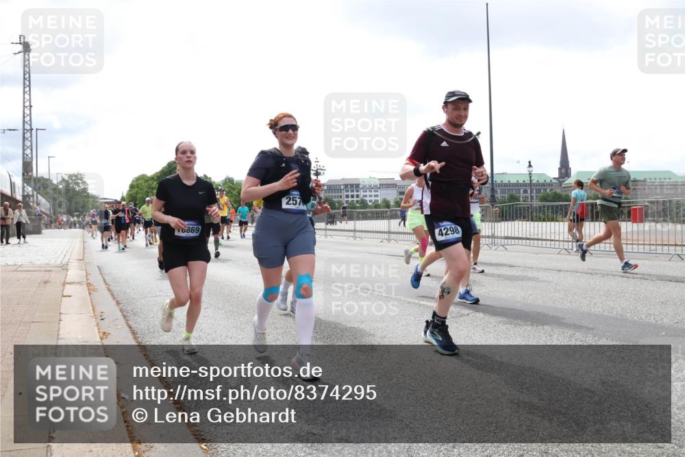 29.06.2025 - hella hamburg halbmarathon Lena Gebhardt http://msf.ph/oto/8374295 29.06.2025 10:39:55 Lombardsbrücke 6869, 257, 4298, 1058, 1076, 1291, 1586, 1691, 1899, 2019, 2254, 2313, 2578, 2866, 2888, 2976, 3046, 3515, 3607, 3808, 3882, 3883, 3884, 4173, 4298, 4471, 4609, 4752, 5045, 5229, 5263, 5654, 5701, 5877, 5901, 6097, 6321, 6427, 6428, 6548, 6698, 6719, 6726, 6739, 6750, 6890, 6920, 7045, 7053, 7125, 7199, 7429, 7455, 7456, 8107, 8612, 8995, 9569, 9698, 9747, 9777, 10441 meine-sportfotos.de