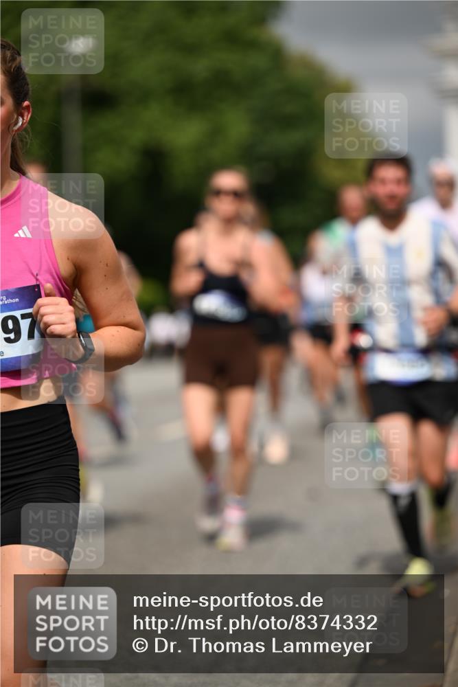 29.06.2025 - hella hamburg halbmarathon Dr. Thomas Lammeyer http://msf.ph/oto/8374332 29.06.2025 10:20:02 Kennedybrücke 1212, 1308, 1651, 2071, 2076, 2436, 2601, 2835, 3167, 4583, 4828, 5046, 5423, 7897, 8057, 8169, 8274, 8554, 8746, 9192, 9307, 9601, 9784, 9881, 10608, 10844, 11113, 11303 meine-sportfotos.de