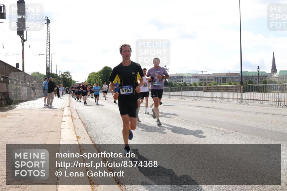 29.06.2025 - hella hamburg halbmarathon Lena Gebhardt http://msf.ph/oto/8374368 29.06.2025 10:02:22 Lombardsbrücke 5763, 14574, 1128, 1254, 1364, 1432, 1453, 1702, 1733, 2142, 2322, 2323, 2685, 2712, 2819, 3169, 3225, 3780, 3976, 4066, 4286, 4985, 5742, 5763, 6166, 6295, 6322, 6327, 6595, 6708, 6860, 7031, 7049, 7189, 7223, 7243, 7323, 7869, 7888, 8003, 8662, 8749, 9020, 9021, 9131, 9156, 9353, 9554, 9741, 9928, 9986, 10177, 10295, 10539, 10866, 11191, 11554, 11670, 11702, 11782, 11871, 11938, 12315, 12316, 12491, 14471, 14660, 14677, 16420 meine-sportfotos.de