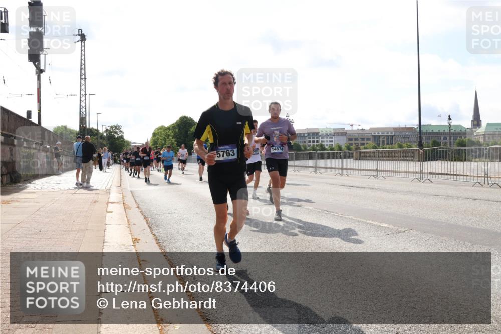 29.06.2025 - hella hamburg halbmarathon Lena Gebhardt http://msf.ph/oto/8374406 29.06.2025 10:02:22 Lombardsbrücke 5763, 14574, 1128, 1254, 1364, 1432, 1453, 1702, 1733, 2142, 2322, 2323, 2685, 2712, 2819, 3169, 3225, 3780, 3976, 4066, 4286, 4985, 5742, 5763, 6166, 6295, 6322, 6327, 6595, 6708, 6860, 7031, 7049, 7189, 7223, 7243, 7323, 7869, 7888, 8003, 8662, 8749, 9020, 9021, 9131, 9156, 9353, 9554, 9741, 9928, 9986, 10177, 10295, 10539, 10866, 11191, 11554, 11670, 11702, 11782, 11871, 11938, 12315, 12316, 12491, 14471, 14660, 14677, 16420 meine-sportfotos.de