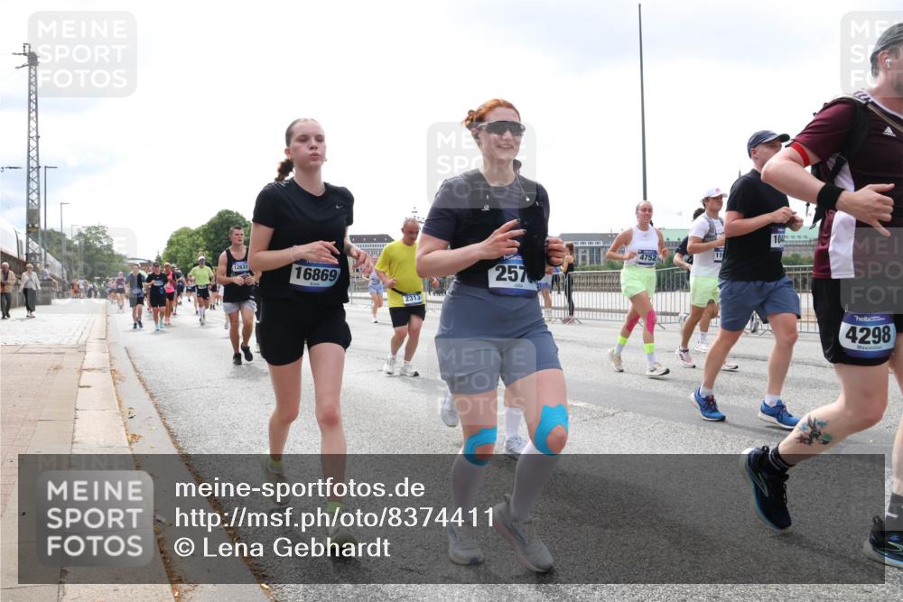 29.06.2025 - hella hamburg halbmarathon Lena Gebhardt http://msf.ph/oto/8374411 29.06.2025 10:39:55 Lombardsbrücke 12631, 16869, 4752, 257, 104, 4298, 1058, 1076, 1291, 1586, 1691, 1899, 2019, 2254, 2313, 2578, 2866, 2888, 2976, 3046, 3515, 3607, 3808, 3882, 3883, 3884, 4173, 4298, 4471, 4609, 4752, 5045, 5229, 5263, 5654, 5701, 5877, 5901, 6097, 6321, 6427, 6428, 6548, 6698, 6719, 6726, 6739, 6750, 6890, 6920, 7045, 7053, 7125, 7199, 7429, 7455, 7456, 8107, 8612, 8995, 9569, 9698, 9747, 9777, 10441 meine-sportfotos.de
