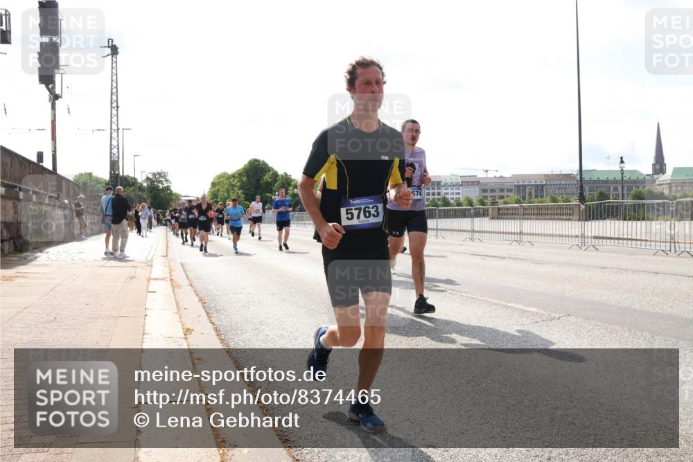 29.06.2025 - hella hamburg halbmarathon Lena Gebhardt http://msf.ph/oto/8374465 29.06.2025 10:02:23 Lombardsbrücke 5763, 574, 1128, 1254, 1364, 1432, 1453, 1702, 1733, 2142, 2322, 2323, 2685, 2712, 2819, 3169, 3225, 3780, 3976, 4066, 4286, 4985, 5742, 5763, 6166, 6295, 6322, 6327, 6595, 6708, 6860, 7031, 7049, 7189, 7223, 7243, 7323, 7869, 7888, 8003, 8364, 8662, 8749, 9020, 9021, 9131, 9156, 9353, 9554, 9741, 9928, 9986, 10177, 10295, 10539, 10866, 11191, 11515, 11554, 11670, 11702, 11782, 11871, 11938, 12315, 12316, 12491, 14471, 14660, 14677, 16420 meine-sportfotos.de