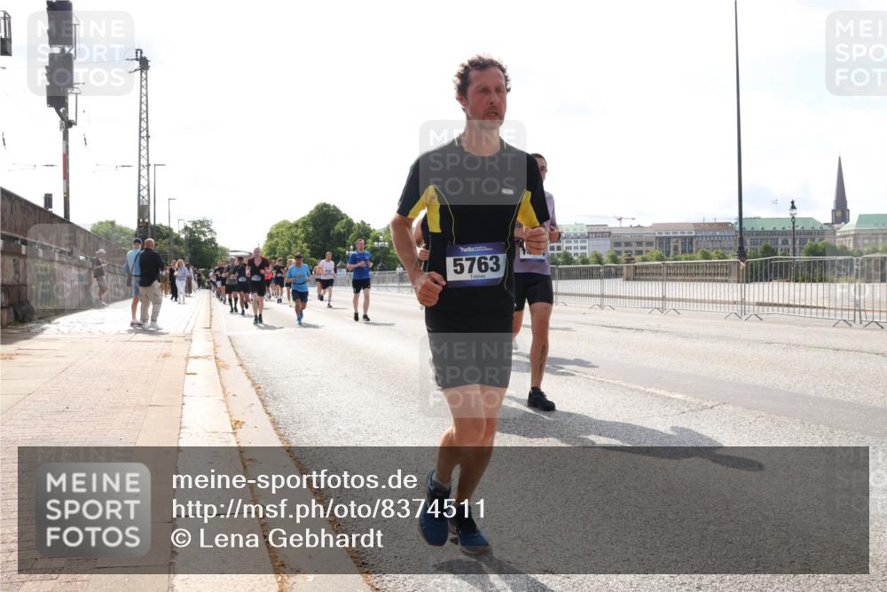 29.06.2025 - hella hamburg halbmarathon Lena Gebhardt http://msf.ph/oto/8374511 29.06.2025 10:02:23 Lombardsbrücke 5763, 1128, 1254, 1364, 1432, 1453, 1702, 1733, 2142, 2322, 2323, 2685, 2712, 2819, 3169, 3225, 3780, 3976, 4066, 4286, 4985, 5742, 5763, 6166, 6295, 6322, 6327, 6595, 6708, 6860, 7031, 7049, 7189, 7223, 7243, 7323, 7869, 7888, 8003, 8364, 8662, 8749, 9020, 9021, 9131, 9156, 9353, 9554, 9741, 9928, 9986, 10177, 10295, 10539, 10866, 11191, 11515, 11554, 11670, 11702, 11782, 11871, 11938, 12315, 12316, 12491, 14471, 14660, 14677, 16420 meine-sportfotos.de