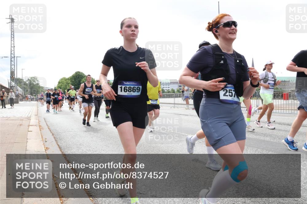 29.06.2025 - hella hamburg halbmarathon Lena Gebhardt http://msf.ph/oto/8374527 29.06.2025 10:39:55 Lombardsbrücke 12631, 3612, 16869, 2313, 257, 1664, 1058, 1076, 1291, 1586, 1691, 1899, 2019, 2254, 2313, 2578, 2866, 2888, 2976, 3046, 3515, 3607, 3808, 3882, 3883, 3884, 4173, 4298, 4471, 4609, 4752, 5045, 5229, 5263, 5654, 5701, 5877, 5901, 6097, 6321, 6427, 6428, 6548, 6698, 6719, 6726, 6739, 6750, 6890, 6920, 7045, 7053, 7125, 7199, 7429, 7455, 7456, 8107, 8612, 8995, 9569, 9698, 9747, 9777, 10441 meine-sportfotos.de