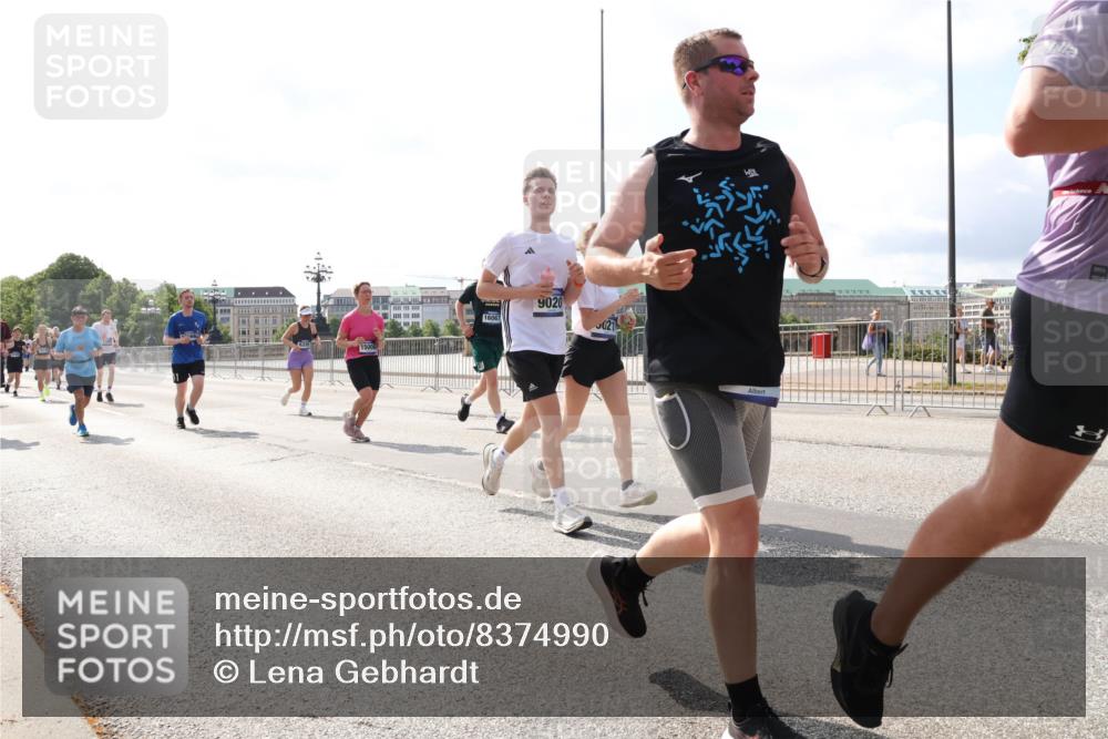 29.06.2025 - hella hamburg halbmarathon Lena Gebhardt http://msf.ph/oto/8374990 29.06.2025 10:02:24 Lombardsbrücke 9020, 021, 1128, 1254, 1364, 1432, 1453, 1702, 1733, 2142, 2322, 2323, 2685, 2712, 2819, 3169, 3225, 3780, 3976, 4066, 4286, 4985, 5763, 6166, 6295, 6322, 6327, 6708, 6860, 7031, 7049, 7189, 7223, 7243, 7323, 7869, 7888, 8003, 8364, 8662, 8749, 9020, 9021, 9131, 9156, 9353, 9554, 9741, 9928, 9986, 10177, 10295, 10539, 10866, 11191, 11515, 11554, 11670, 11702, 11782, 11871, 11938, 12315, 12316, 12491, 14471, 14660, 14677, 16420 meine-sportfotos.de