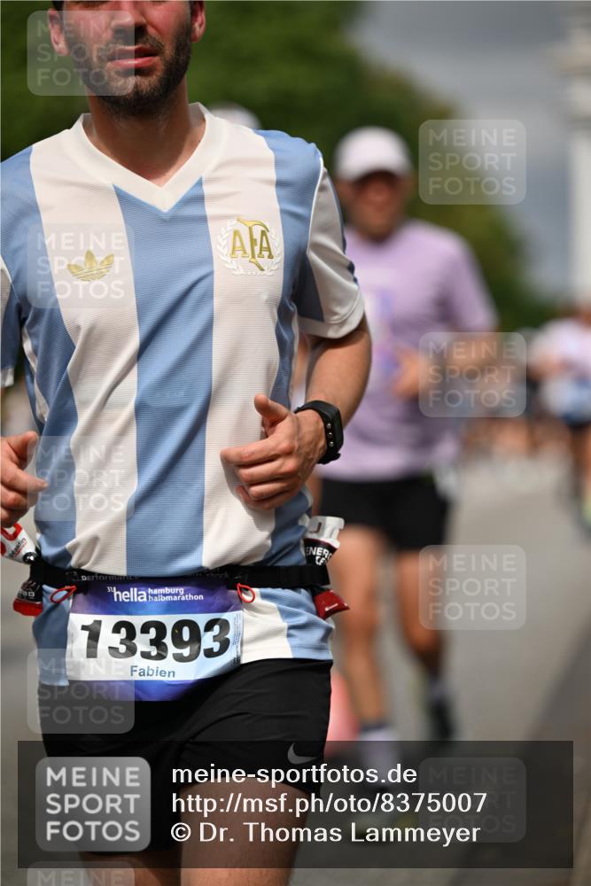 29.06.2025 - hella hamburg halbmarathon Dr. Thomas Lammeyer http://msf.ph/oto/8375007 29.06.2025 10:20:04 Kennedybrücke 1212, 1308, 1651, 2071, 2076, 2436, 2601, 2835, 3167, 4583, 4828, 5046, 5423, 7897, 8057, 8169, 8274, 8554, 8746, 9307, 9601, 9784, 9881, 10292, 10608, 10844, 11113, 11303 meine-sportfotos.de