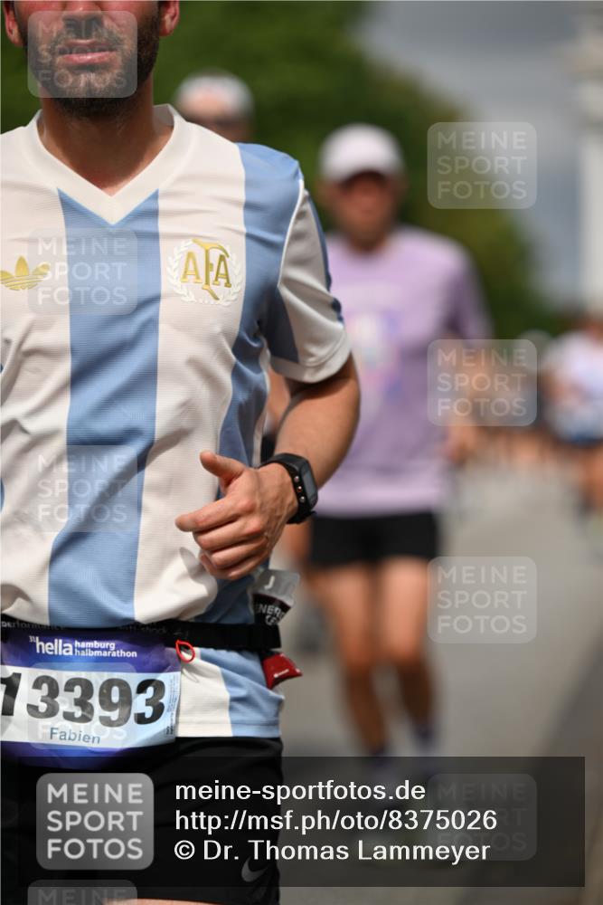 29.06.2025 - hella hamburg halbmarathon Dr. Thomas Lammeyer http://msf.ph/oto/8375026 29.06.2025 10:20:04 Kennedybrücke 1212, 1308, 1651, 2071, 2076, 2436, 2601, 2835, 3167, 4583, 4828, 5046, 5423, 7897, 8057, 8169, 8274, 8554, 8746, 9307, 9601, 9784, 9881, 10292, 10608, 10844, 11113, 11303 meine-sportfotos.de
