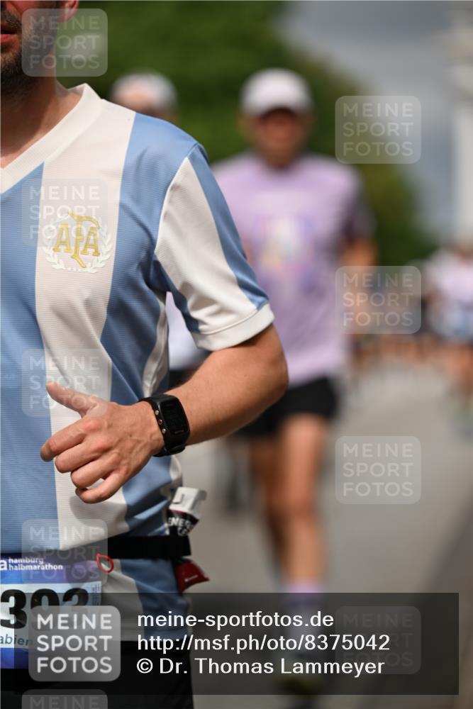 29.06.2025 - hella hamburg halbmarathon Dr. Thomas Lammeyer http://msf.ph/oto/8375042 29.06.2025 10:20:04 Kennedybrücke 1212, 1308, 1651, 2071, 2076, 2436, 2601, 2835, 3167, 4583, 4828, 5046, 5423, 7897, 8057, 8169, 8274, 8554, 8746, 9307, 9601, 9784, 9881, 10292, 10608, 10844, 11113, 11303 meine-sportfotos.de