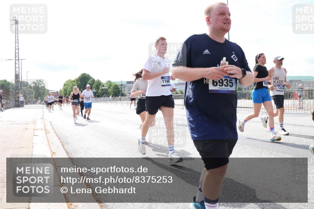 29.06.2025 - hella hamburg halbmarathon Lena Gebhardt http://msf.ph/oto/8375253 29.06.2025 10:15:09 Lombardsbrücke 513, 00, 1168, 6935, 449, 12634, 1071, 1296, 1379, 1524, 1575, 1745, 2046, 2140, 2281, 2601, 2690, 2720, 3025, 3454, 3507, 3509, 3513, 3650, 3691, 3844, 4495, 4641, 5271, 5608, 5800, 5981, 5986, 6181, 6248, 6317, 6935, 7195, 7439, 7452, 7809, 7810, 7881, 8055, 8237, 8239, 8256, 8275, 8522, 8563, 8609, 8755, 8854, 9113, 9173, 9307, 9423, 9556, 9663, 9709, 9847, 9911, 9975, 9997, 10391, 10589, 10717, 10858, 10963, 11271, 11598, 12457, 13453, 13500, 15150, 15740 meine-sportfotos.de