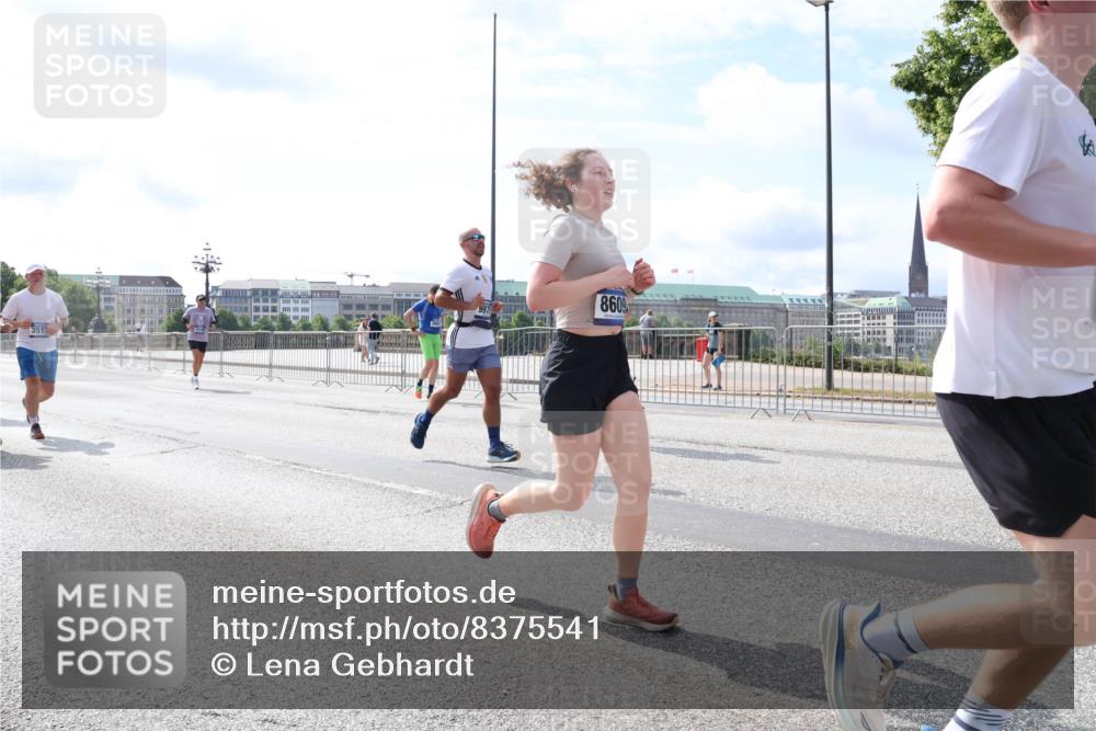 29.06.2025 - hella hamburg halbmarathon Lena Gebhardt http://msf.ph/oto/8375541 29.06.2025 10:15:10 Lombardsbrücke 8609, 997, 1071, 1296, 1379, 1524, 1575, 1745, 2046, 2140, 2281, 2601, 2690, 2720, 3025, 3454, 3507, 3509, 3513, 3650, 3691, 3844, 4495, 4641, 5271, 5608, 5800, 5981, 5986, 6181, 6248, 6317, 6935, 7195, 7439, 7452, 7809, 7810, 7881, 8055, 8237, 8239, 8256, 8275, 8522, 8563, 8609, 8755, 8854, 9113, 9173, 9307, 9423, 9556, 9709, 9847, 9911, 9975, 9997, 10391, 10589, 10717, 10858, 10963, 11271, 11598, 12457, 12521, 13197, 13453, 13500, 15150, 15740 meine-sportfotos.de