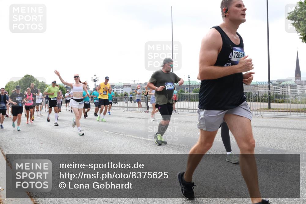 29.06.2025 - hella hamburg halbmarathon Lena Gebhardt http://msf.ph/oto/8375625 29.06.2025 10:39:58 Lombardsbrücke 8622, 18157, 11874, 13644, 17371, 1263, 1058, 1076, 1291, 1586, 1691, 1899, 2019, 2254, 2313, 2515, 2572, 2578, 2866, 2888, 2976, 3046, 3237, 3515, 3607, 3808, 3882, 3883, 3884, 4173, 4271, 4298, 4471, 4609, 4752, 5045, 5229, 5263, 5654, 5701, 5877, 5901, 6097, 6427, 6428, 6548, 6698, 6719, 6726, 6739, 6750, 6866, 6876, 6890, 6920, 7045, 7053, 7125, 7174, 7199, 7429, 7455, 7456, 7675, 7850, 8107, 8612, 8995, 9569, 9698, 9747, 9777, 10441 meine-sportfotos.de
