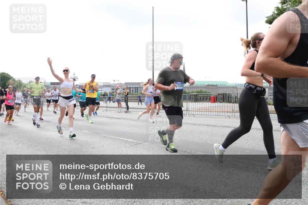 29.06.2025 - hella hamburg halbmarathon Lena Gebhardt http://msf.ph/oto/8375705 29.06.2025 10:39:59 Lombardsbrücke 11874, 6698, 17371, 13644, 1058, 1076, 1291, 1586, 1691, 1899, 2019, 2254, 2313, 2515, 2572, 2578, 2866, 2888, 2976, 3046, 3237, 3515, 3607, 3808, 3882, 3883, 3884, 4173, 4271, 4298, 4471, 4609, 4752, 4756, 5045, 5113, 5229, 5263, 5351, 5352, 5654, 5701, 5877, 5901, 6097, 6427, 6428, 6548, 6698, 6719, 6726, 6739, 6750, 6866, 6876, 6890, 6920, 7045, 7053, 7125, 7174, 7199, 7429, 7455, 7456, 7675, 7850, 8107, 8612, 8995, 9569, 9747, 9777, 10441 meine-sportfotos.de