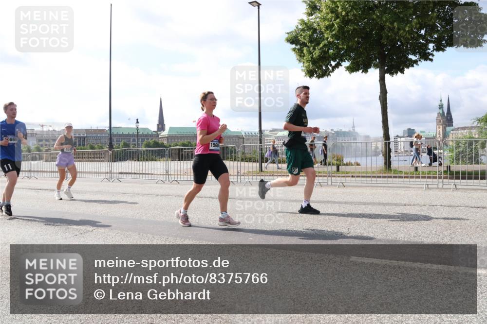 29.06.2025 - hella hamburg halbmarathon Lena Gebhardt http://msf.ph/oto/8375766 29.06.2025 10:02:26 Lombardsbrücke 0866, 1500, 1128, 1254, 1364, 1432, 1453, 1702, 1733, 2142, 2322, 2323, 2685, 2712, 2819, 3169, 3225, 3780, 3976, 4066, 4985, 5763, 6166, 6295, 6322, 6708, 6860, 7031, 7049, 7189, 7223, 7243, 7323, 7869, 7888, 8003, 8364, 8624, 8662, 8749, 9020, 9021, 9131, 9156, 9353, 9554, 9741, 9928, 9986, 10177, 10295, 10539, 10866, 11191, 11515, 11554, 11670, 11702, 11782, 11871, 11938, 12315, 12316, 12491, 14471, 14660, 14677, 16420 meine-sportfotos.de