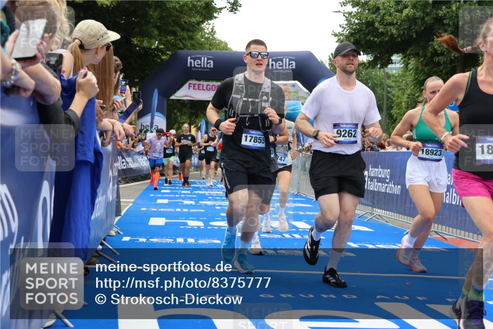 29.06.2025 - hella hamburg halbmarathon Strokosch-Dieckow http://msf.ph/oto/8375777 29.06.2025 10:48:25 Ziel 1537, 3747, 5129, 5362, 5528, 6081, 6923, 7367, 8216, 9262, 9770, 10000, 10860, 11451, 11467, 12149, 12549, 12690, 12840, 13962, 14033, 14990, 15735, 15808, 15917, 17395, 17745, 17855, 17982, 18251, 18790, 18923 meine-sportfotos.de