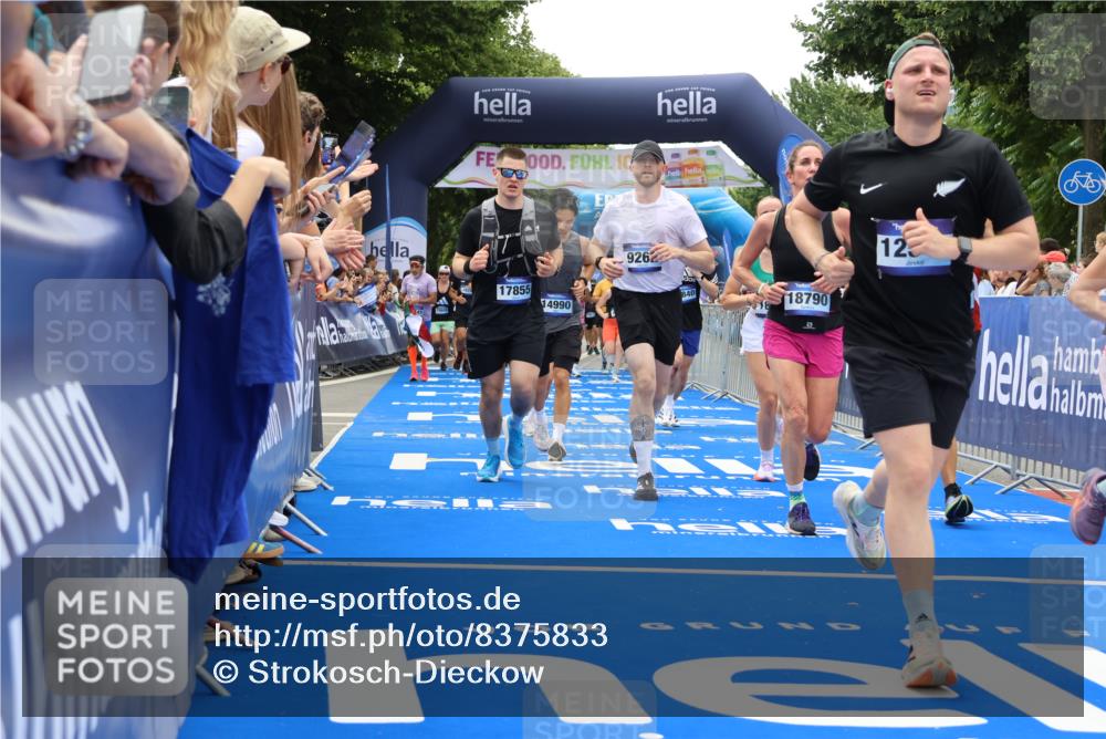 29.06.2025 - hella hamburg halbmarathon Strokosch-Dieckow http://msf.ph/oto/8375833 29.06.2025 10:48:24 Ziel 1537, 3747, 5129, 5362, 5528, 6081, 6923, 7367, 8216, 9262, 9770, 10000, 10860, 11451, 11467, 12149, 12549, 12690, 12840, 13962, 14033, 14990, 15735, 15808, 15917, 17395, 17745, 17855, 17982, 18251, 18790, 18923 meine-sportfotos.de