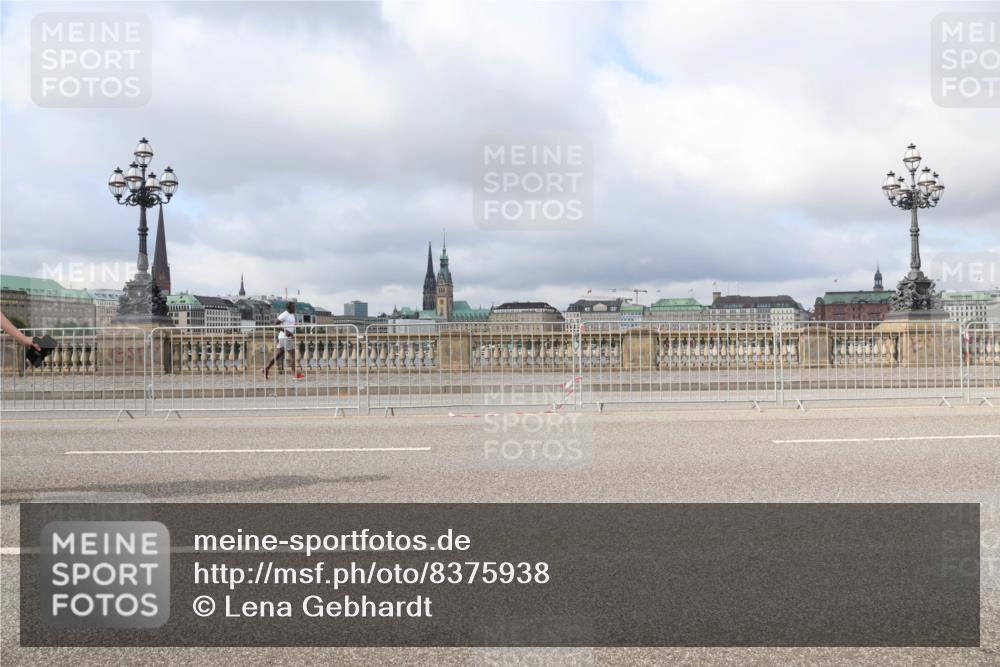 29.06.2025 - hella hamburg halbmarathon Lena Gebhardt http://msf.ph/oto/8375938 29.06.2025 09:13:10 Lombardsbrücke  meine-sportfotos.de
