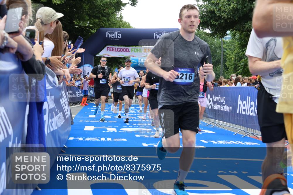 29.06.2025 - hella hamburg halbmarathon Strokosch-Dieckow http://msf.ph/oto/8375975 29.06.2025 10:48:23 Ziel 1537, 3747, 5129, 5362, 5528, 6081, 6923, 7367, 8216, 9262, 9770, 10860, 11451, 11467, 12149, 12549, 12690, 12840, 13962, 14033, 14990, 15735, 15808, 17395, 17745, 17855, 17982, 18251, 18790, 18923, 18963 meine-sportfotos.de