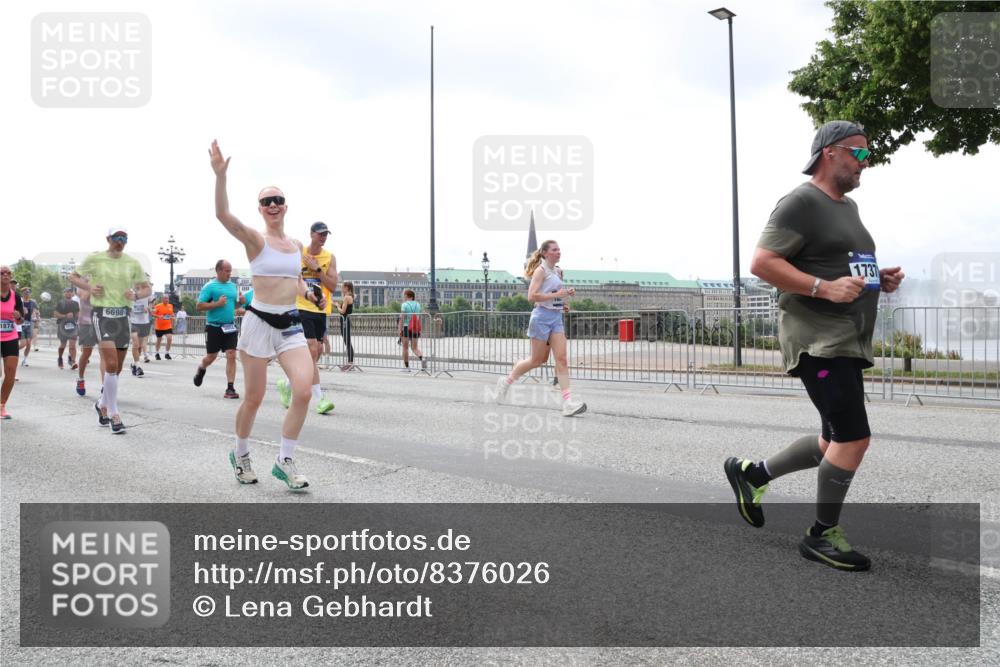29.06.2025 - hella hamburg halbmarathon Lena Gebhardt http://msf.ph/oto/8376026 29.06.2025 10:39:59 Lombardsbrücke 6698, 1874, 1737, 1058, 1076, 1291, 1586, 1691, 1899, 2019, 2254, 2313, 2515, 2572, 2578, 2866, 2888, 2976, 3046, 3237, 3515, 3607, 3808, 3882, 3883, 3884, 4173, 4271, 4298, 4471, 4609, 4752, 4756, 5045, 5113, 5229, 5263, 5351, 5352, 5654, 5701, 5877, 5901, 6097, 6427, 6428, 6548, 6698, 6719, 6726, 6739, 6750, 6866, 6876, 6890, 6920, 7045, 7053, 7125, 7174, 7199, 7429, 7455, 7456, 7675, 7850, 8107, 8612, 8995, 9569, 9747, 9777, 10441 meine-sportfotos.de
