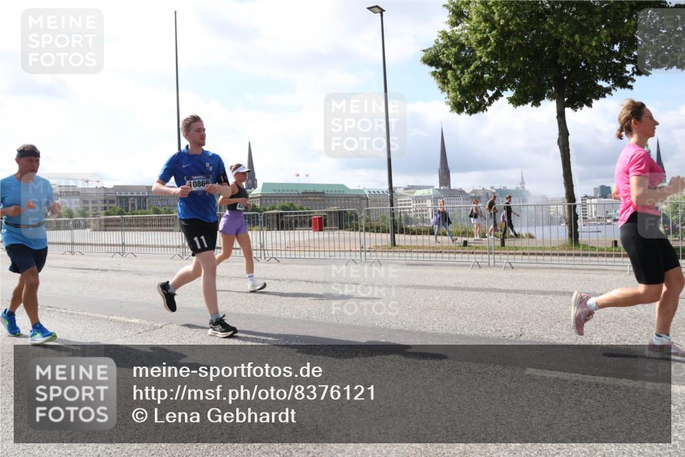 29.06.2025 - hella hamburg halbmarathon Lena Gebhardt http://msf.ph/oto/8376121 29.06.2025 10:02:27 Lombardsbrücke 1128, 1254, 1364, 1432, 1453, 1702, 1733, 2142, 2322, 2323, 2685, 2712, 2819, 3169, 3225, 3780, 3919, 3976, 4066, 4985, 5763, 6166, 6295, 6322, 6708, 6860, 7031, 7049, 7189, 7223, 7243, 7323, 7869, 7888, 8003, 8364, 8624, 8662, 8749, 9020, 9021, 9131, 9156, 9353, 9554, 9741, 9928, 9986, 10177, 10295, 10539, 10866, 11191, 11250, 11515, 11554, 11670, 11702, 11782, 11871, 11938, 11968, 12315, 12316, 12491, 14660, 14677, 16420 meine-sportfotos.de