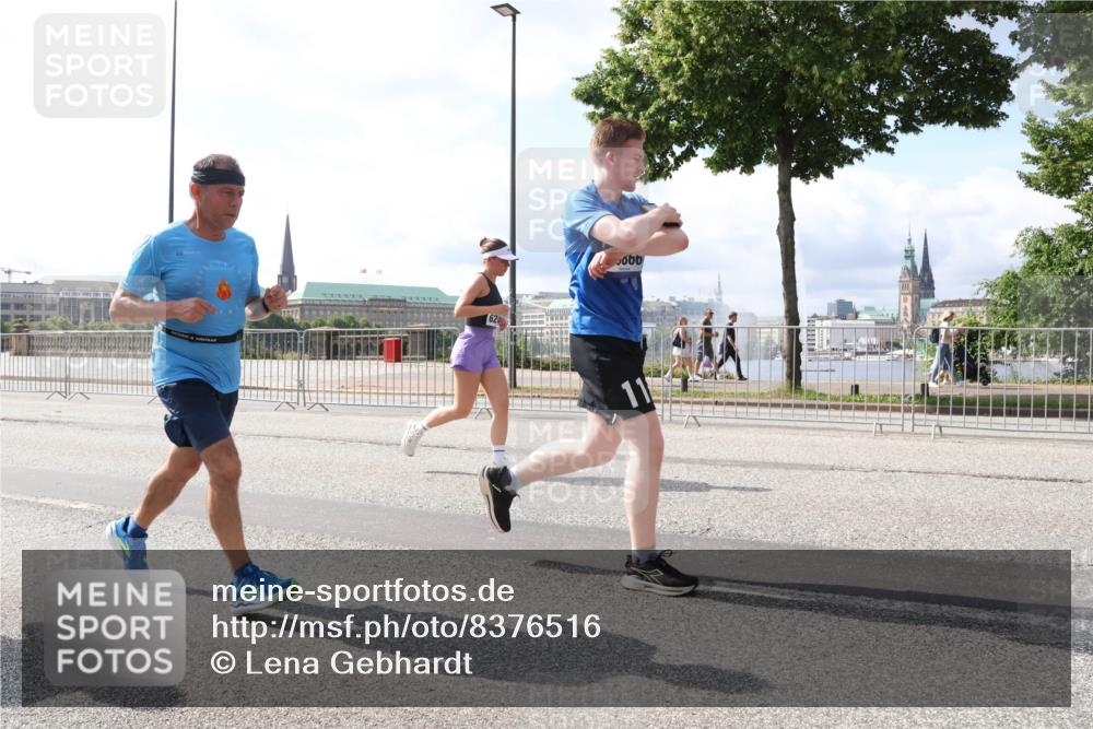 29.06.2025 - hella hamburg halbmarathon Lena Gebhardt http://msf.ph/oto/8376516 29.06.2025 10:02:28 Lombardsbrücke 62, 11, 1128, 1254, 1364, 1432, 1453, 1702, 1733, 2142, 2322, 2323, 2685, 2712, 2819, 3169, 3225, 3780, 3919, 3976, 4066, 4985, 5734, 5763, 6166, 6295, 6322, 6708, 6752, 6860, 7031, 7049, 7189, 7223, 7243, 7323, 7869, 7888, 8003, 8364, 8624, 8662, 8749, 9006, 9020, 9021, 9131, 9156, 9353, 9554, 9741, 9928, 9986, 10128, 10295, 10539, 10866, 11191, 11250, 11515, 11554, 11670, 11702, 11782, 11871, 11938, 11968, 12315, 12316, 12491, 14660, 14677, 16420 meine-sportfotos.de