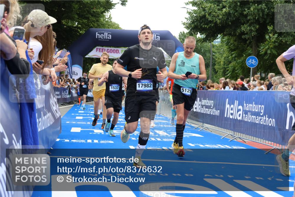 29.06.2025 - hella hamburg halbmarathon Strokosch-Dieckow http://msf.ph/oto/8376632 29.06.2025 10:48:20 Ziel 1537, 3747, 5129, 5362, 5528, 6081, 6923, 7367, 7599, 8216, 8916, 9262, 9770, 11211, 11451, 11467, 12549, 12840, 14797, 14990, 15629, 15735, 17745, 17855, 17982, 18790, 18923, 18963, 19127 meine-sportfotos.de