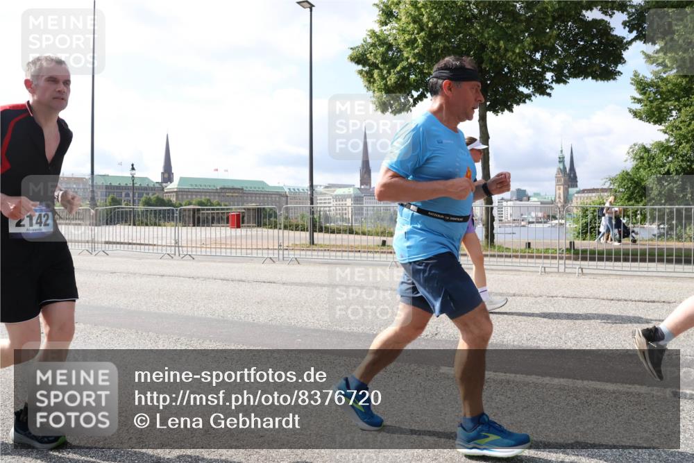 29.06.2025 - hella hamburg halbmarathon Lena Gebhardt http://msf.ph/oto/8376720 29.06.2025 10:02:28 Lombardsbrücke 2142, 1128, 1254, 1364, 1432, 1453, 1702, 1733, 2142, 2322, 2323, 2685, 2712, 2819, 3169, 3225, 3780, 3919, 3976, 4066, 4985, 5734, 5763, 6166, 6295, 6322, 6708, 6752, 6860, 7031, 7049, 7189, 7223, 7243, 7323, 7869, 7888, 8003, 8364, 8624, 8662, 8749, 9006, 9020, 9021, 9131, 9156, 9353, 9554, 9741, 9928, 9986, 10128, 10295, 10539, 10866, 11191, 11250, 11515, 11554, 11670, 11702, 11782, 11871, 11938, 11968, 12315, 12316, 12491, 14660, 14677, 16420 meine-sportfotos.de