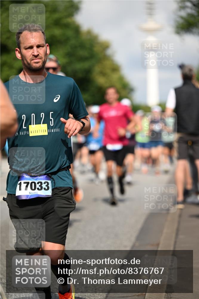 29.06.2025 - hella hamburg halbmarathon Dr. Thomas Lammeyer http://msf.ph/oto/8376767 29.06.2025 09:58:29 Kennedybrücke 1119, 1342, 1549, 1817, 1942, 2222, 2367, 2442, 2561, 2670, 2816, 2889, 2955, 3562, 4017, 5447, 5884, 6290, 6389, 6923, 6978, 6991, 7087, 7274, 7297, 7335, 7508, 7908, 8482, 8657, 8698, 8916, 8981, 9038, 9661, 9710, 9924, 9931, 10057, 11125, 11422 meine-sportfotos.de