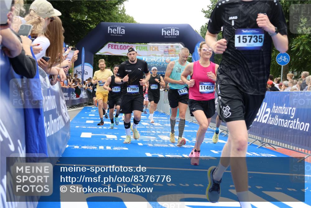 29.06.2025 - hella hamburg halbmarathon Strokosch-Dieckow http://msf.ph/oto/8376776 29.06.2025 10:48:19 Ziel 1537, 3747, 5129, 5362, 5528, 6081, 6923, 7367, 7599, 8216, 8916, 9262, 9770, 11211, 11467, 12549, 12840, 14797, 15629, 15735, 17745, 17855, 17982, 18790, 18923, 18963, 19127 meine-sportfotos.de