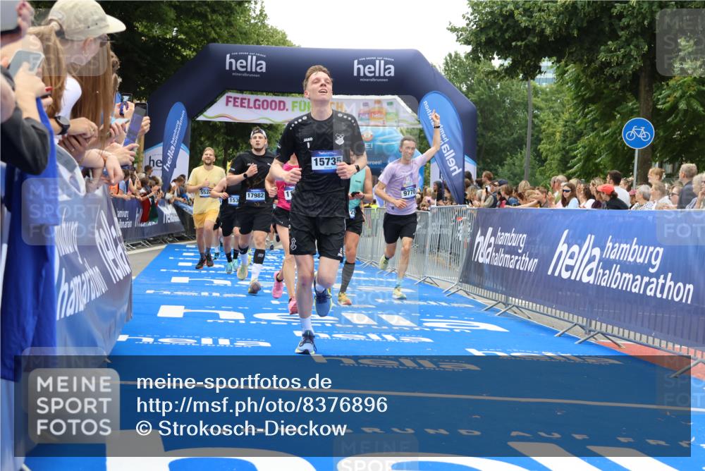 29.06.2025 - hella hamburg halbmarathon Strokosch-Dieckow http://msf.ph/oto/8376896 29.06.2025 10:48:18 Ziel 1537, 3747, 5129, 5362, 5528, 6081, 6923, 7367, 7599, 8216, 8916, 9262, 9770, 11211, 11467, 12549, 12685, 14797, 14814, 15590, 15629, 15735, 15981, 17745, 17982, 18790, 18923, 18963, 19127 meine-sportfotos.de