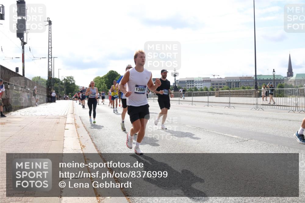 29.06.2025 - hella hamburg halbmarathon Lena Gebhardt http://msf.ph/oto/8376999 29.06.2025 10:15:16 Lombardsbrücke 13881, 3650, 1071, 1296, 1379, 1440, 1524, 1575, 1745, 2110, 2140, 2281, 2601, 2690, 2720, 3025, 3417, 3454, 3507, 3509, 3513, 3650, 3844, 4495, 4641, 5069, 5271, 5608, 5739, 5800, 5986, 6181, 6248, 6317, 7195, 7439, 7452, 7809, 7810, 7881, 8237, 8239, 8256, 8275, 8522, 8563, 8609, 8854, 9113, 9173, 9307, 9423, 9847, 9911, 9975, 9997, 10589, 10717, 10858, 10963, 11271, 11598, 12457, 12521, 13197, 13453, 13500, 15150, 15740 meine-sportfotos.de