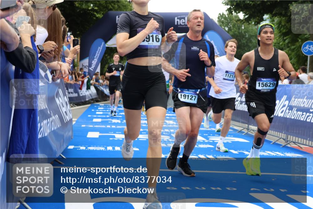 29.06.2025 - hella hamburg halbmarathon Strokosch-Dieckow http://msf.ph/oto/8377034 29.06.2025 10:48:15 Ziel 1537, 1914, 5129, 5528, 6923, 7367, 7599, 8216, 8916, 9544, 9770, 11211, 11467, 12685, 14192, 14797, 14814, 15590, 15629, 15735, 15973, 15981, 16269, 17745, 17982, 18963, 19127 meine-sportfotos.de