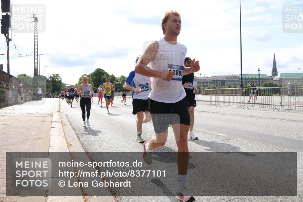 29.06.2025 - hella hamburg halbmarathon Lena Gebhardt http://msf.ph/oto/8377101 29.06.2025 10:15:17 Lombardsbrücke 5986, 527, 1524, 2881, 1071, 1296, 1379, 1440, 1524, 1575, 1745, 2110, 2140, 2281, 2601, 2690, 2720, 3025, 3417, 3507, 3509, 3513, 3650, 3844, 4495, 4641, 5069, 5271, 5608, 5739, 5800, 5986, 6181, 6248, 6317, 7195, 7439, 7452, 7809, 7810, 7881, 8237, 8239, 8256, 8275, 8522, 8563, 8609, 8854, 9113, 9173, 9307, 9423, 9847, 9911, 9975, 9997, 10589, 10717, 10775, 10858, 10963, 11271, 11598, 12457, 12521, 13197, 13453, 13500, 15150, 15740 meine-sportfotos.de