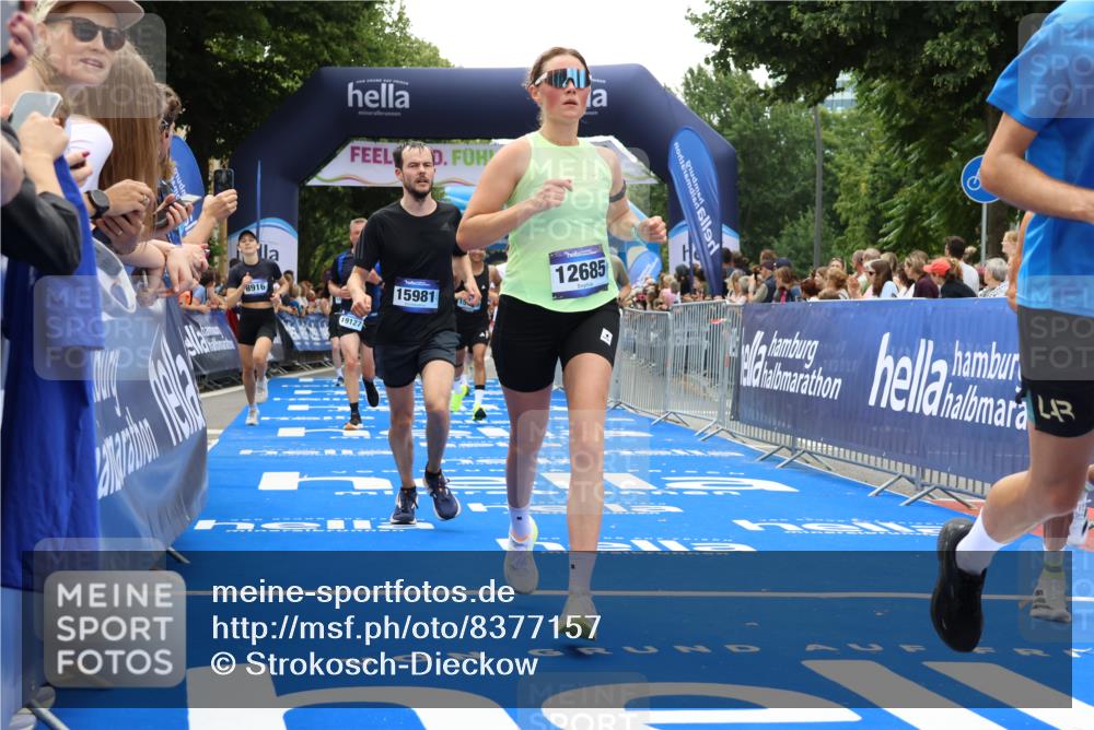 29.06.2025 - hella hamburg halbmarathon Strokosch-Dieckow http://msf.ph/oto/8377157 29.06.2025 10:48:12 Ziel 1914, 4711, 7599, 8916, 9544, 9626, 9638, 9770, 11211, 11467, 12685, 14192, 14797, 14814, 15590, 15629, 15735, 15973, 15981, 16094, 16269, 18963, 19127 meine-sportfotos.de
