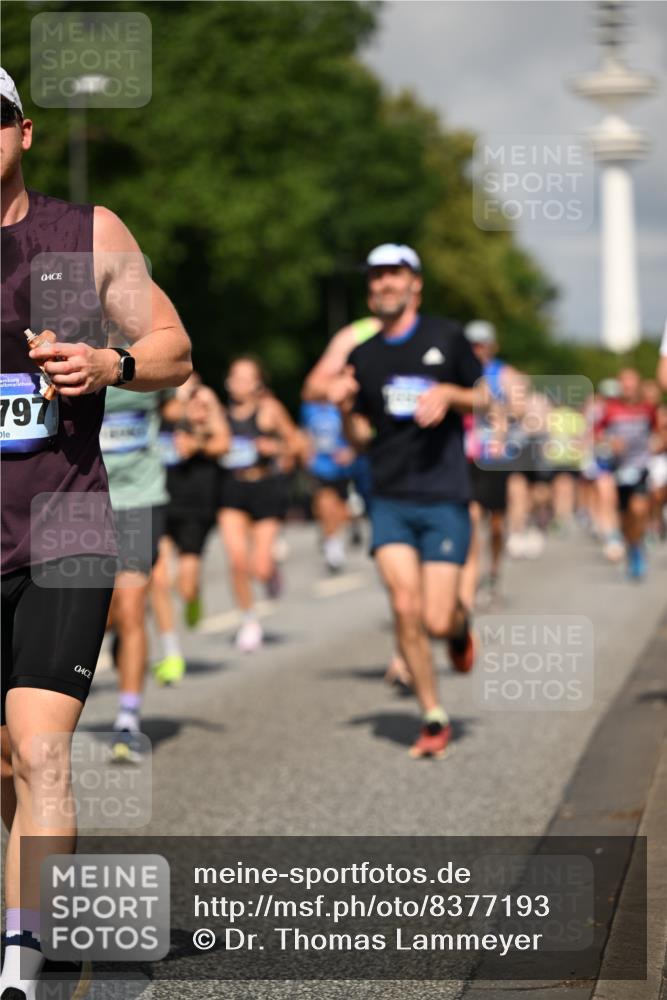 29.06.2025 - hella hamburg halbmarathon Dr. Thomas Lammeyer http://msf.ph/oto/8377193 29.06.2025 09:58:33 Kennedybrücke 1119, 1549, 1817, 1942, 2222, 2367, 2442, 2561, 2592, 2596, 2670, 2816, 2955, 3562, 4017, 4832, 5447, 5884, 6290, 6389, 6723, 6923, 6978, 6991, 7274, 7335, 7508, 7908, 8117, 8482, 8657, 8698, 8916, 8981, 9038, 9661, 9710, 9924, 9931, 10057, 11125, 11422 meine-sportfotos.de