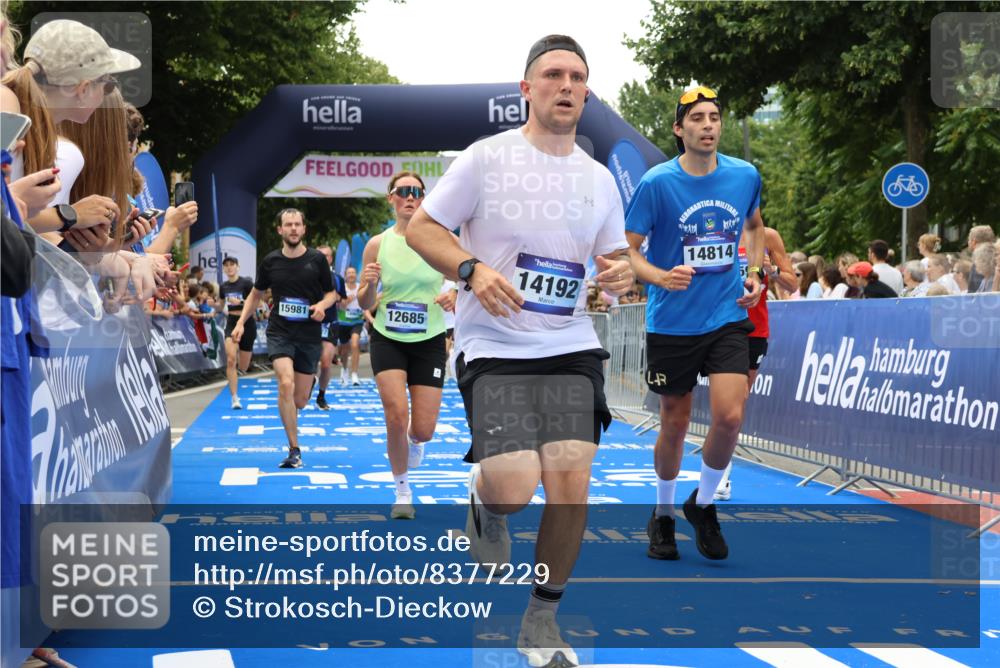 29.06.2025 - hella hamburg halbmarathon Strokosch-Dieckow http://msf.ph/oto/8377229 29.06.2025 10:48:11 Ziel 1914, 4324, 4711, 7599, 8916, 9544, 9626, 9638, 9770, 11211, 11467, 12685, 14192, 14797, 14814, 15590, 15629, 15735, 15973, 15981, 16094, 16149, 16269, 18963, 19127 meine-sportfotos.de