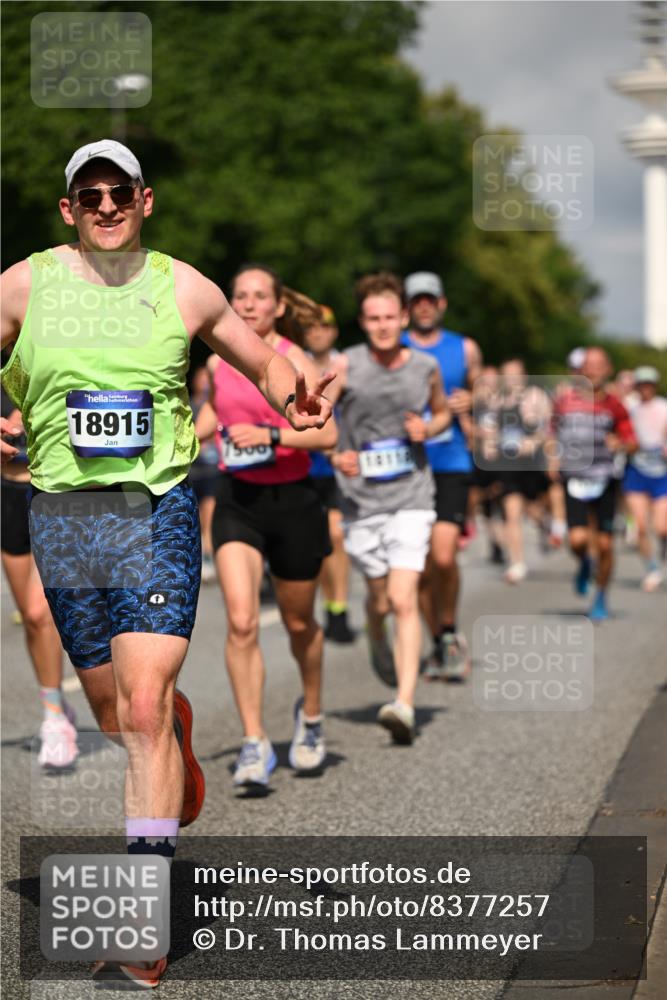 29.06.2025 - hella hamburg halbmarathon Dr. Thomas Lammeyer http://msf.ph/oto/8377257 29.06.2025 09:58:36 Kennedybrücke 1549, 1817, 2222, 2367, 2561, 2592, 2596, 2670, 2816, 2955, 3562, 4017, 4832, 5447, 5705, 6290, 6389, 6723, 6923, 6978, 6991, 7274, 7335, 7508, 7908, 8117, 8482, 8657, 8698, 8916, 8981, 9038, 9661, 9710, 9924, 9931, 10057, 10122, 11125, 11422 meine-sportfotos.de