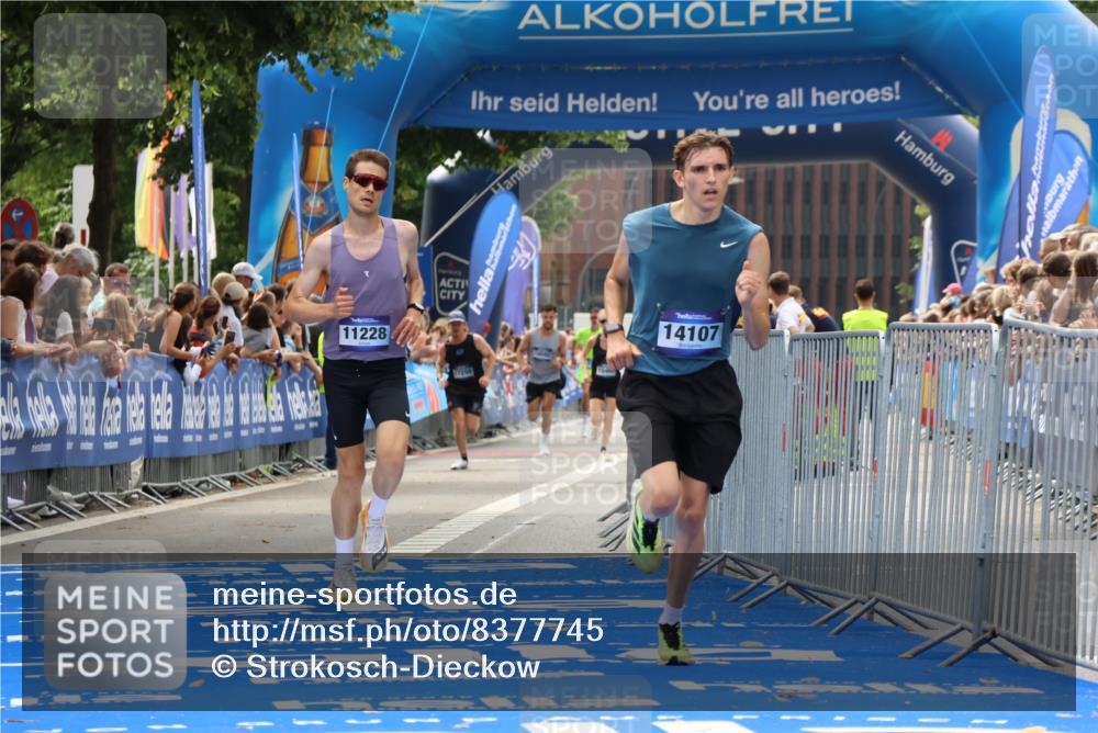 29.06.2025 - hella hamburg halbmarathon Strokosch-Dieckow http://msf.ph/oto/8377745 29.06.2025 10:25:40 Ziel 4338, 11228, 14107 meine-sportfotos.de