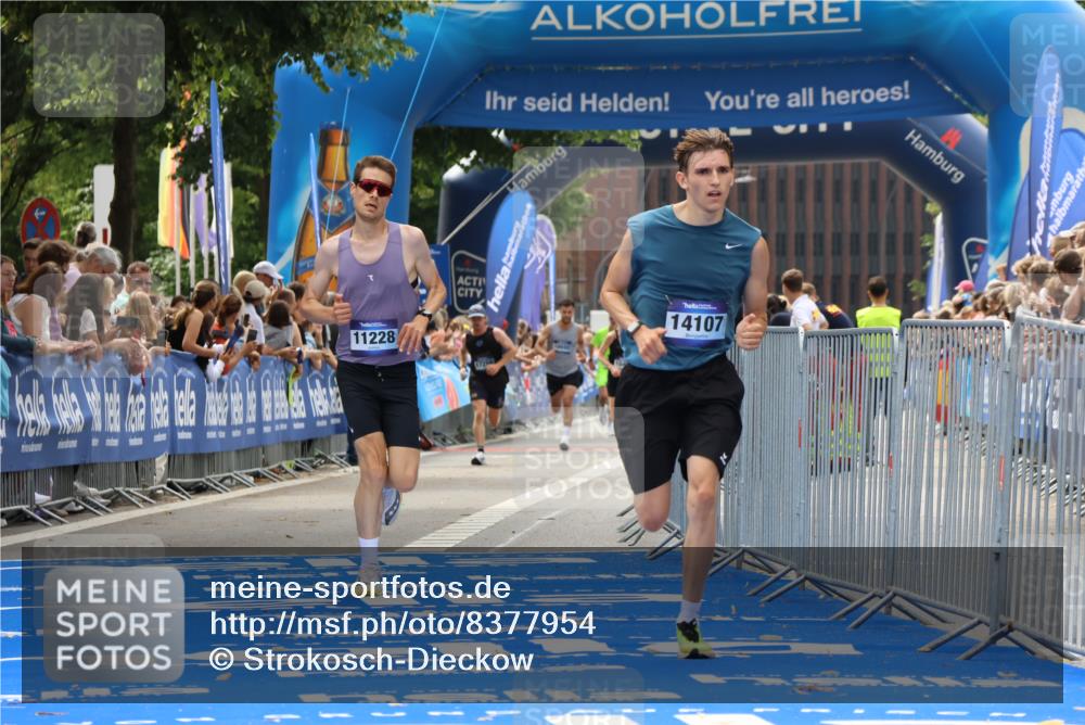 29.06.2025 - hella hamburg halbmarathon Strokosch-Dieckow http://msf.ph/oto/8377954 29.06.2025 10:25:40 Ziel 4338, 11228, 14107 meine-sportfotos.de