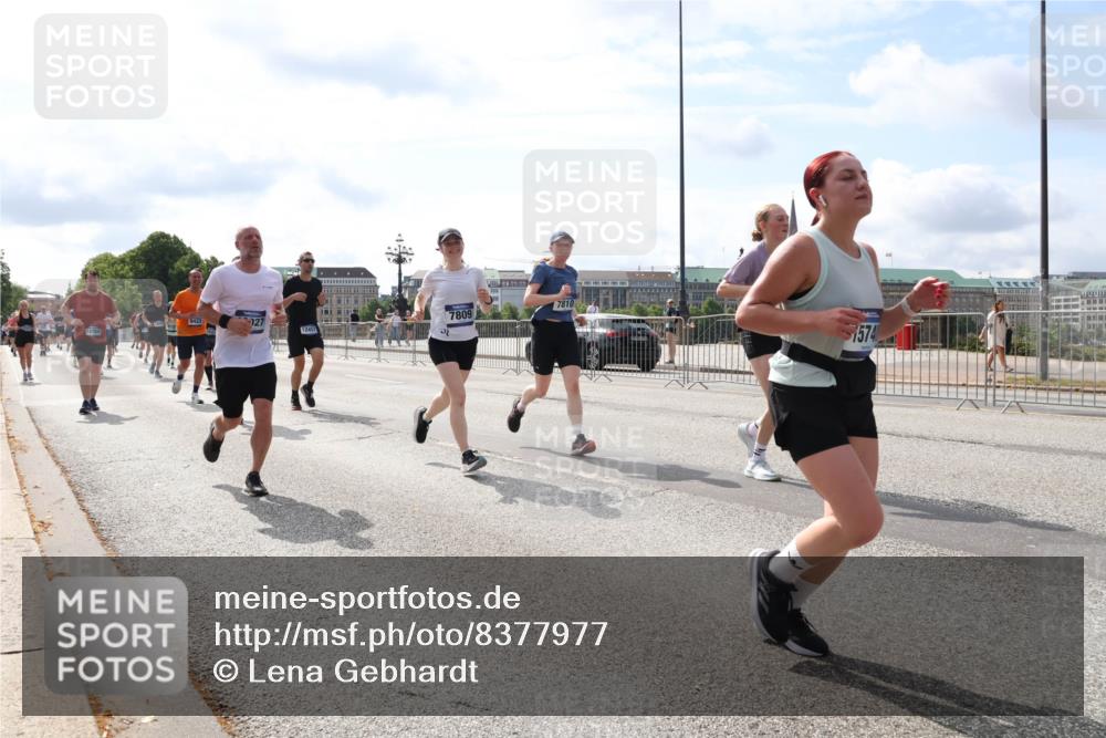 29.06.2025 - hella hamburg halbmarathon Lena Gebhardt http://msf.ph/oto/8377977 29.06.2025 10:15:24 Lombardsbrücke 7810, 9423, 7809, 027, 18769, 12457, 1574, 1296, 1379, 1440, 1524, 1575, 1745, 2110, 2140, 2281, 2720, 2989, 3417, 3507, 3509, 3513, 3650, 3844, 4466, 4492, 4494, 4495, 4641, 5069, 5271, 5739, 5800, 5986, 6181, 6248, 6317, 6376, 6576, 7452, 7809, 7810, 7881, 8237, 8239, 8256, 8275, 8522, 8563, 8609, 8854, 9113, 9307, 9423, 9657, 9847, 9911, 9975, 9997, 10108, 10589, 10717, 10775, 10858, 11271, 11598, 12457, 12521, 13197, 13453, 13500, 14413, 14552, 15150, 15307, 15740 meine-sportfotos.de
