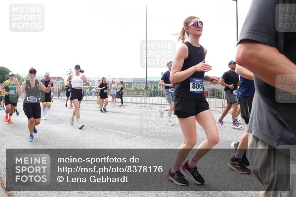 29.06.2025 - hella hamburg halbmarathon Lena Gebhardt http://msf.ph/oto/8378176 29.06.2025 10:40:05 Lombardsbrücke 15111, 5229, 1122, 8866, 167, 1018, 1037, 1058, 1076, 1291, 1586, 1691, 1899, 2019, 2109, 2254, 2313, 2515, 2572, 2866, 2888, 2976, 3046, 3237, 3295, 3515, 3607, 3808, 3810, 3882, 3883, 3884, 4173, 4271, 4298, 4471, 4752, 4756, 5113, 5229, 5263, 5351, 5352, 5654, 5701, 5877, 5901, 5975, 6097, 6427, 6428, 6463, 6548, 6673, 6698, 6739, 6750, 6866, 6876, 6890, 6920, 7045, 7053, 7108, 7125, 7174, 7199, 7429, 7455, 7456, 7675, 7850, 8107, 8612, 9747, 10441 meine-sportfotos.de